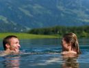 Glückliches Paar in einem Badesee im Gasteiner Tal (c) www.claudiaziegler.com