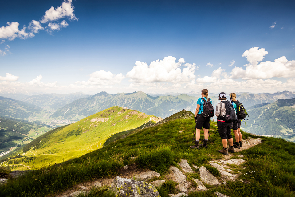 Drei Wanderinnen blicken auf die Gasteiner Bergwelt herab (c) Gasteinertal Tourismus GmbH - Manuel Marktl
