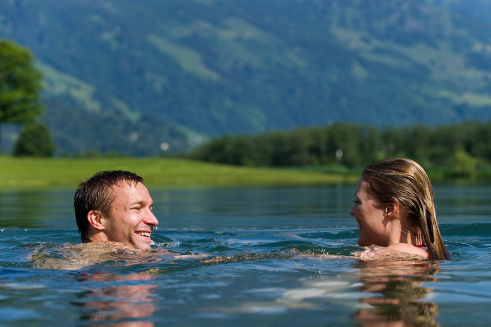 Glückliches Paar in einem Badesee im Gasteiner Tal (c) www.claudiaziegler.com