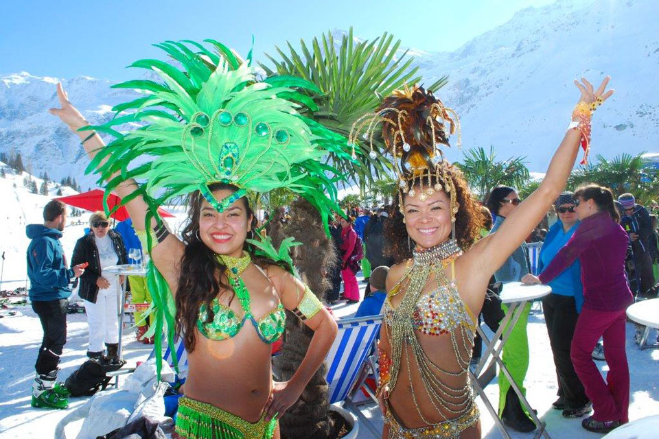 Palmen auf den Almen - Zwei kostümierte Frauen im Karibik-Look